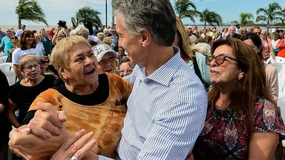 Tras la violenta represión en un comedor infantil, Macri bailó con jubilados Tras la violenta represión en un comedor infantil, Macri bailó con jubilados
