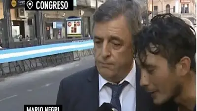 Negri golpeó a un manifestante en vivo porque grito "Macri gato" Negri golpeó a un manifestante en vivo porque grito "Macri gato"