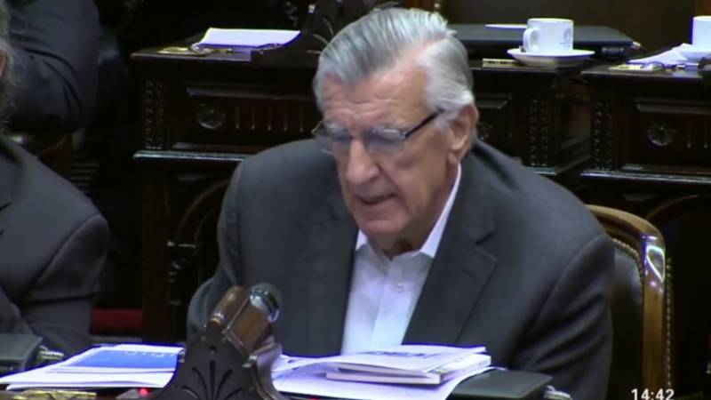 Tenso momento entre José Luis Gioja y un policía en el Congreso