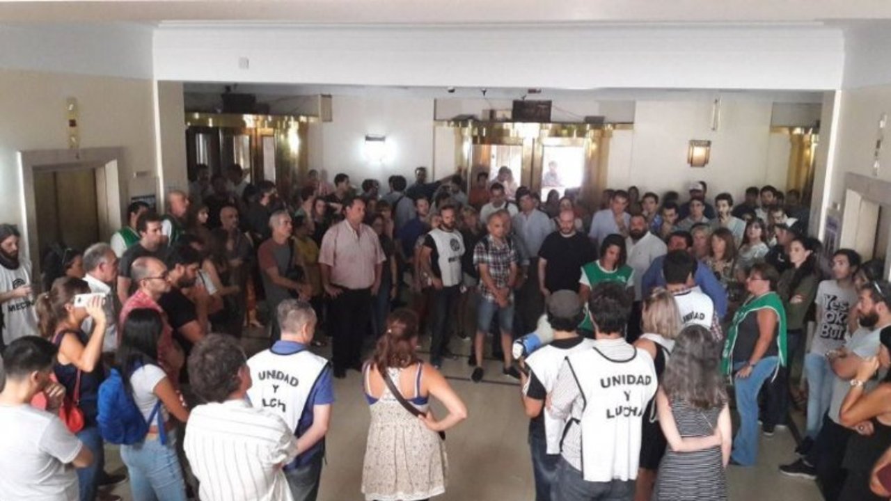 En medio del discurso de Macri, Dujovne despidió a 120 trabajadores