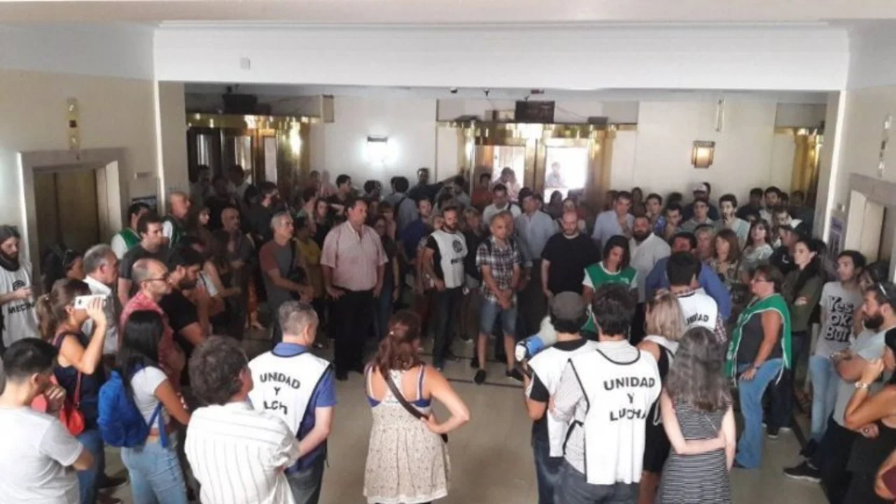 En medio del discurso de Macri, Dujovne despidió a 120 trabajadores