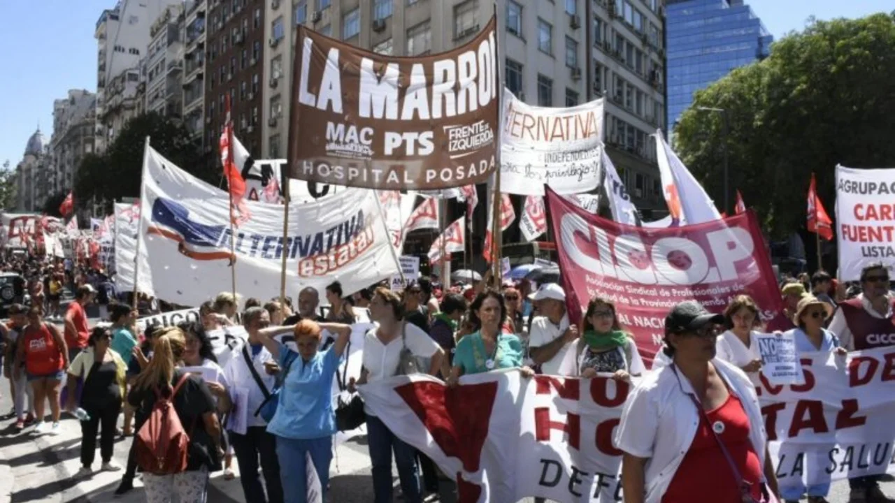 Trabajadores del Posadas y del INTI marcharon en contra de los despidos