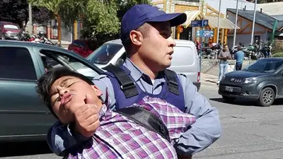 Reprimieron y detuvieron a 15 personas que reclamaban por la extradición de Jones Huala Reprimieron y detuvieron a 15 personas que reclamaban por la extradición de Jones Huala