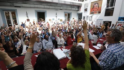 La desopilante bandera de Los Simpsons que llevaron los docentes a la marcha y se viralizó La desopilante bandera de Los Simpsons que llevaron los docentes a la marcha y se viralizó