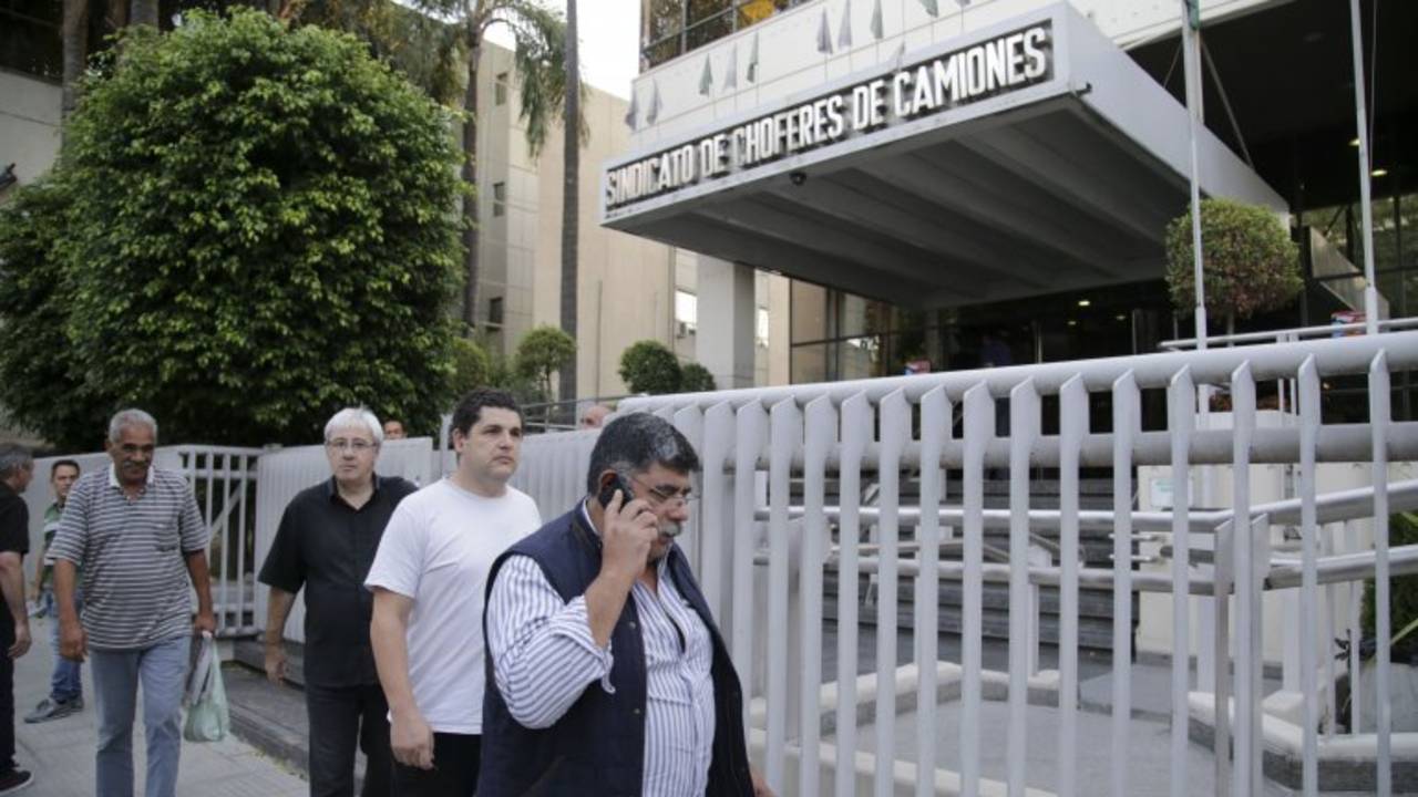 La Policía allanó la sede de Camioneros
