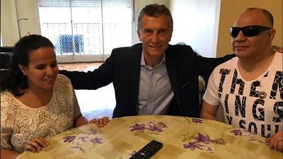 La lamentable broma de Macri a dos ciegos en Caballito: "¿Con quién crees que estás hablando?" La lamentable broma de Macri a dos ciegos en Caballito: "¿Con quién crees que estás hablando?"