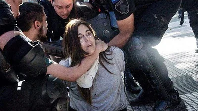 Las diez cosas que tenes que saber cuando te detiene la Policía en una marcha Las diez cosas que tenes que saber cuando te detiene la Policía en una marcha