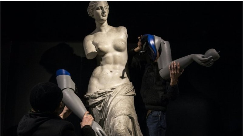 Le pusieron brazos ortopédicos a la Venus de Milo