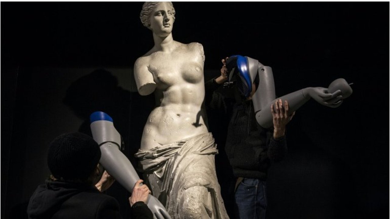 Le pusieron brazos ortopédicos a la Venus de Milo
