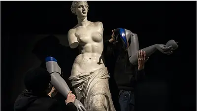 Le pusieron brazos ortopédicos a la Venus de Milo Le pusieron brazos ortopédicos a la Venus de Milo
