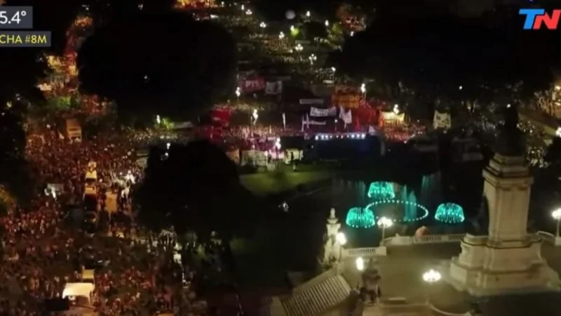El incómodo momento en un móvil de TN cuando cantaron el hit del verano contra Macri