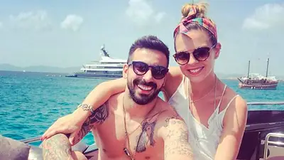 POLÉMICO: El particular saludo del Pocho Lavezzi a su novia POLÉMICO: El particular saludo del Pocho Lavezzi a su novia