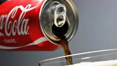 ASQUEROSO: Mirá lo que apareció dentro de una lata de Coca-Cola ASQUEROSO: Mirá lo que apareció dentro de una lata de Coca-Cola