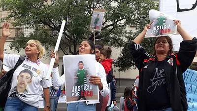 La familia del joven asesinado en Tucumán reclamó justicia frene a los Tribunales La familia del joven asesinado en Tucumán reclamó justicia frene a los Tribunales