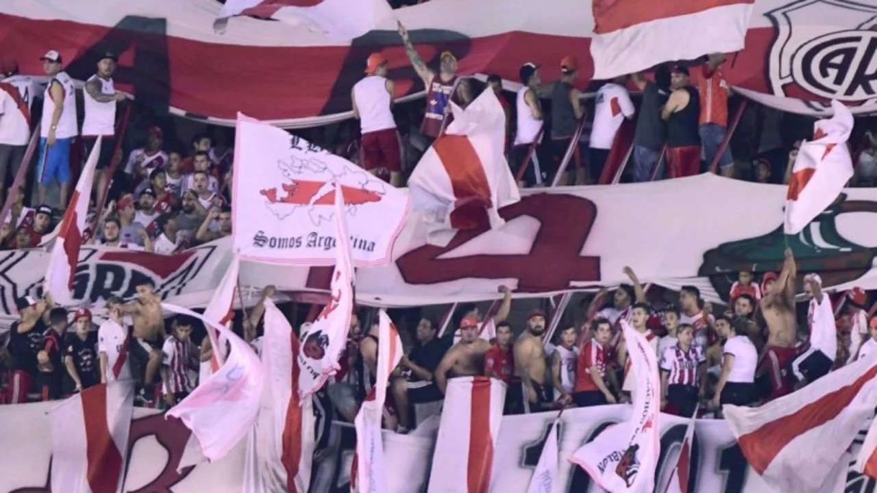 El cantito de los hinchas de River contra Boca por no cantar el hit del verano