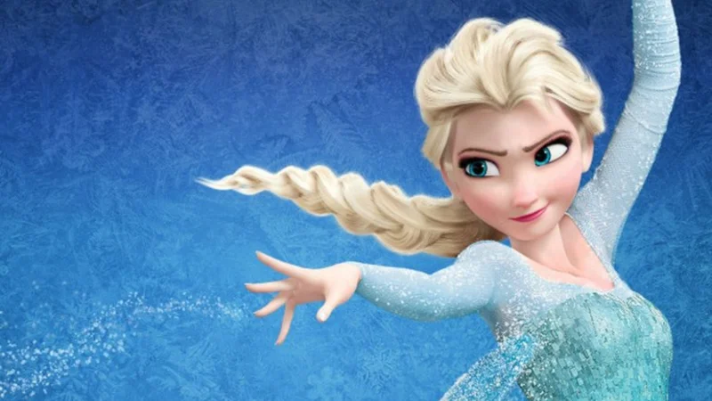 Un hombre vestido de Elsa, de Frozen, salva el día en medio de una tormenta de nieve