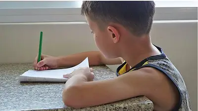 Un chico ecuatoriano se llevó la tarea al partido de fútbol y conmovió a todos Un chico ecuatoriano se llevó la tarea al partido de fútbol y conmovió a todos