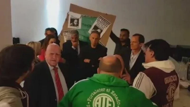 Así increparon a Bergman en pleno acto en reclamo por los 44 despidos en Ambiente