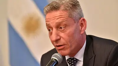 Crisis en Chubut: tras congelarlo dos años, el gobernador Mariano Arcioni quiere subirse el sueldo un 100% Crisis en Chubut: tras congelarlo dos años, el gobernador Mariano Arcioni quiere subirse el sueldo un 100%