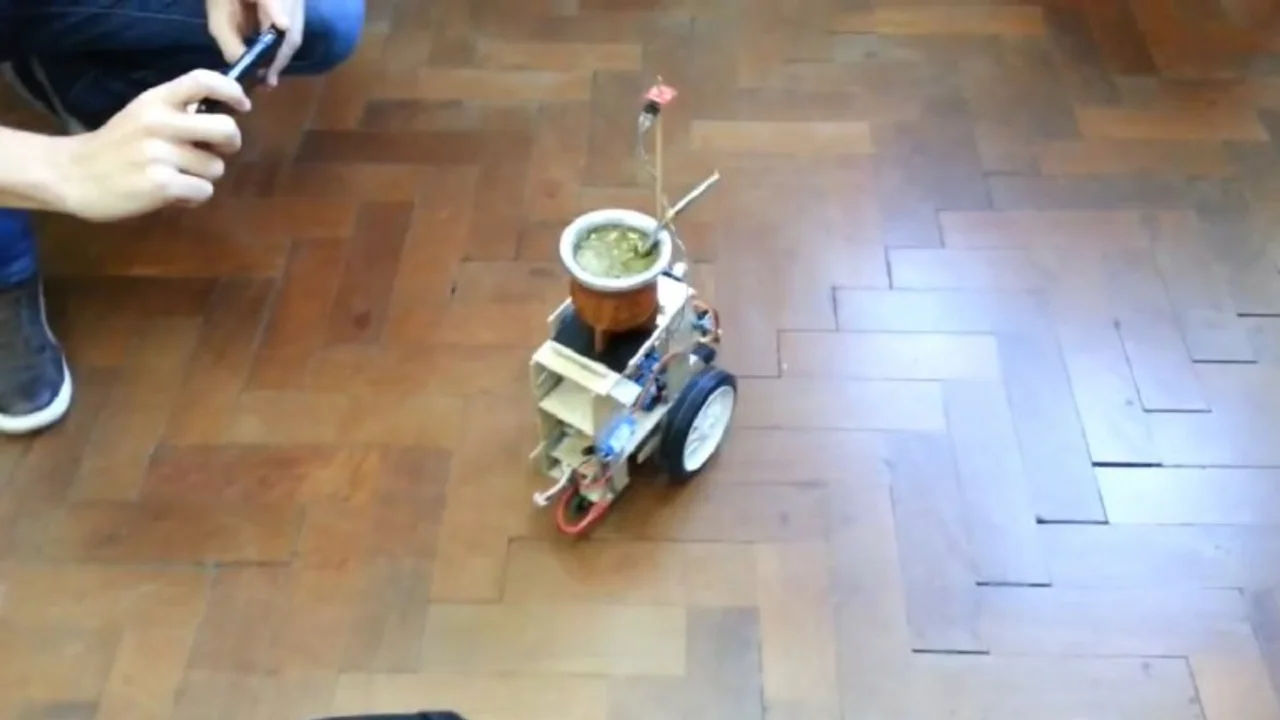 VIDEO: El increíble robot santafecino que reparte mate