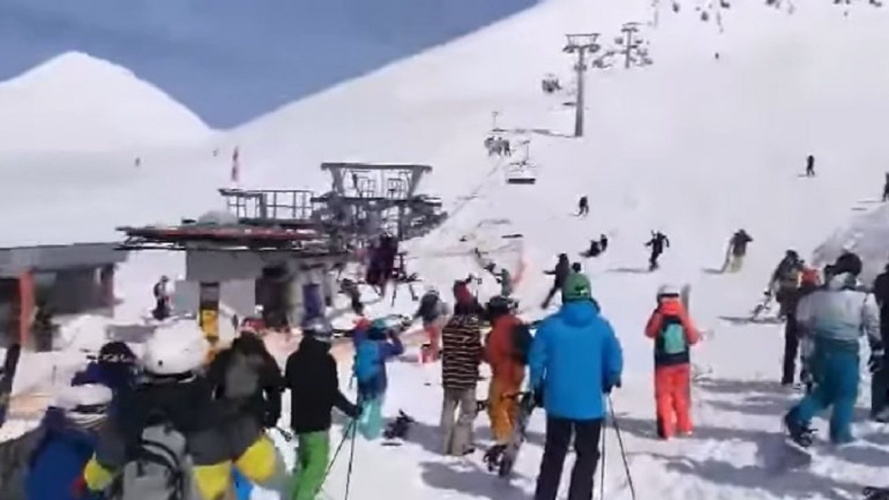 Esquiadores salen volando de la aerosilla por un fallo en el mecanismo