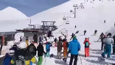 Esquiadores salen volando de la aerosilla por un fallo en el mecanismo Esquiadores salen volando de la aerosilla por un fallo en el mecanismo