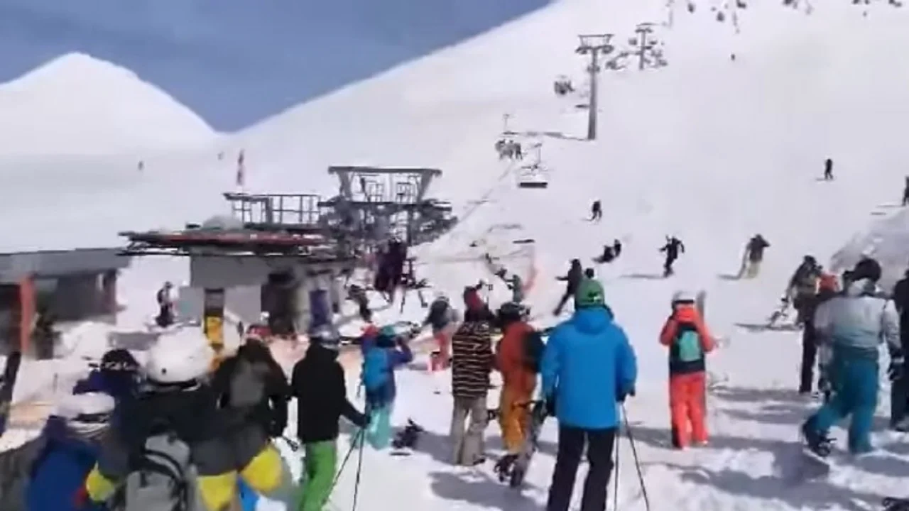 Esquiadores salen volando de la aerosilla por un fallo en el mecanismo
