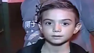 El desesperado pedido de un niño a Macri en un móvil en vivo: "Pensá en nosotros" El desesperado pedido de un niño a Macri en un móvil en vivo: "Pensá en nosotros"