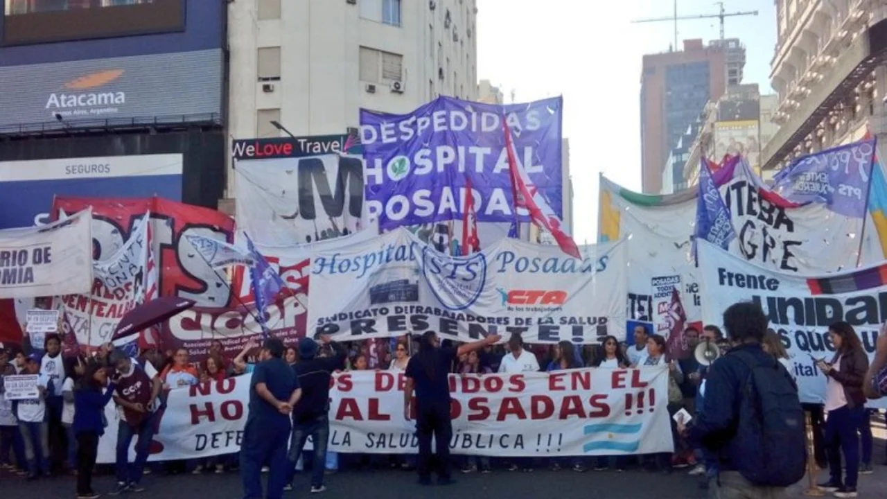 Marcha de médicos del Hospital Posadas para exigir la reincorporación