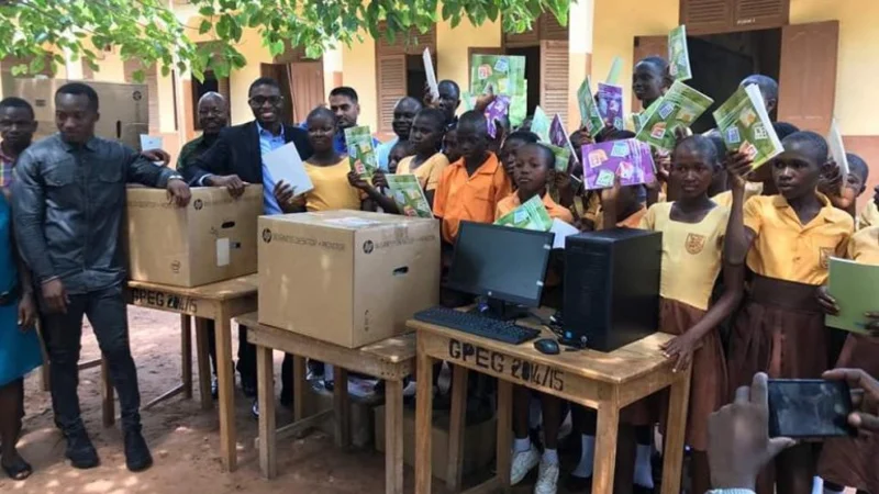El maestro africano que enseña Word en un pizarrón recibió computadoras para sus alumnos