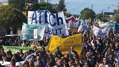 Crisis en Chubut: en medio de presiones, el gobernador Arcioni aplicó un feroz ajuste Crisis en Chubut: en medio de presiones, el gobernador Arcioni aplicó un feroz ajuste