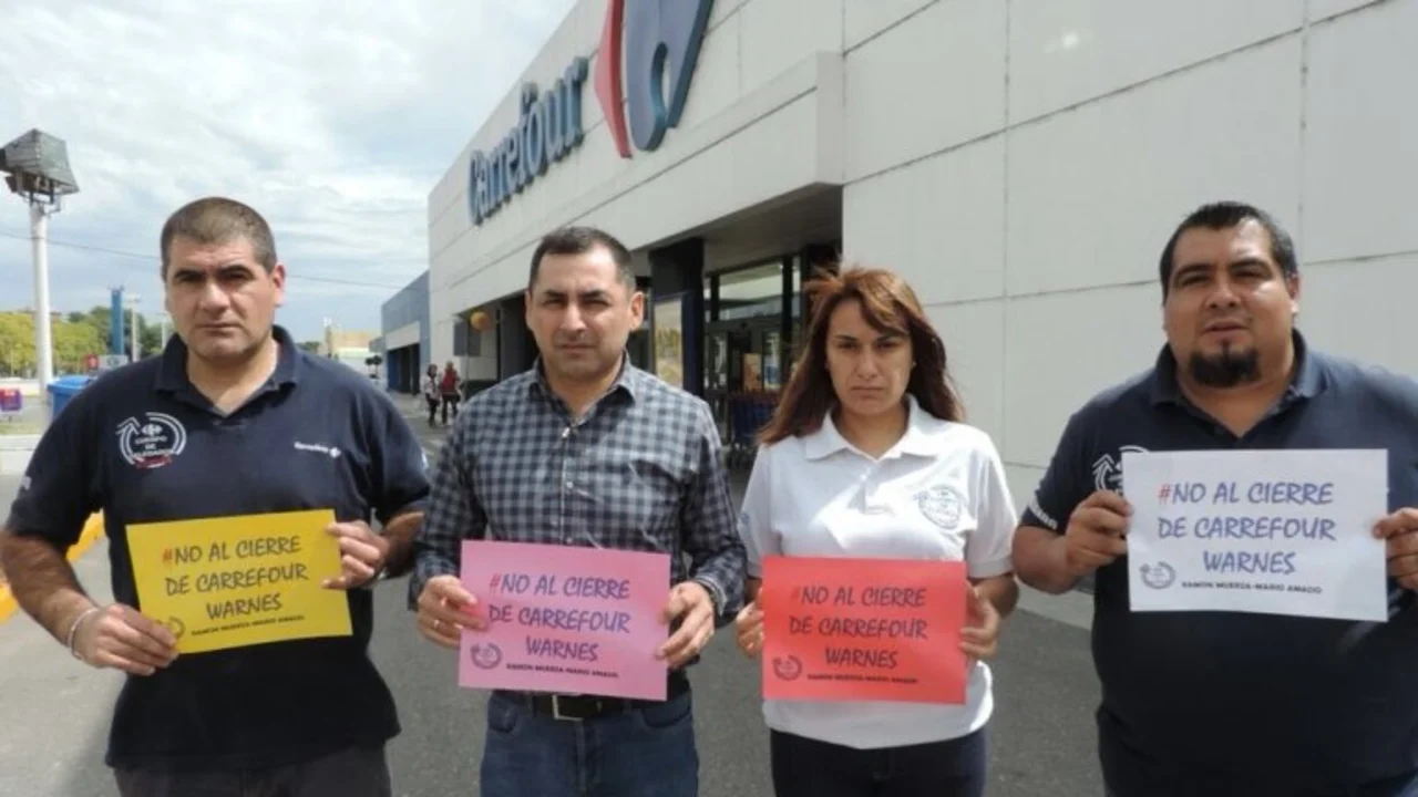Trabajadores de Carrefour tomaron una sucursal por despidos