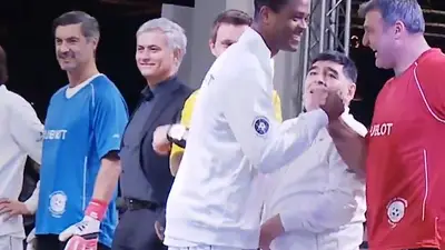 POLÉMICA: ¿Kluivert le esquivó el saludo a Maradona? POLÉMICA: ¿Kluivert le esquivó el saludo a Maradona?
