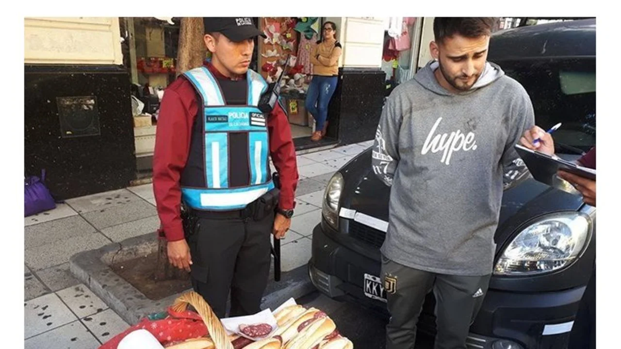 La foto que viralizó en las redes: la Policía detuvo a un vendedor de sandwiches