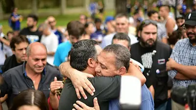 El Guiño de Luis D'Elia a Macri mientras la multitud lo saludaba en la marcha El Guiño de Luis D'Elia a Macri mientras la multitud lo saludaba en la marcha