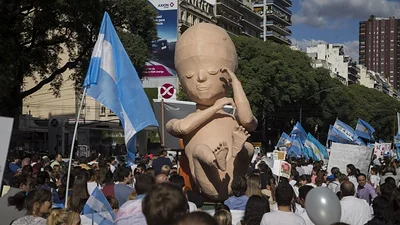 La polémica pancarta de una militante antiabortista donde confiesa un abuso de menores La polémica pancarta de una militante antiabortista donde confiesa un abuso de menores