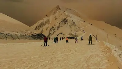 La nieve de Europa del Este se volvió naranja por arena del desierto del Sahara La nieve de Europa del Este se volvió naranja por arena del desierto del Sahara