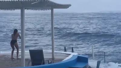 Una chica posó junto al mar para una foto pero una ola gigante se la llevó Una chica posó junto al mar para una foto pero una ola gigante se la llevó