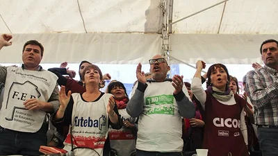 Volvió la carpa blanca a la Provincia y estatales anunciaron un paro Volvió la carpa blanca a la Provincia y estatales anunciaron un paro