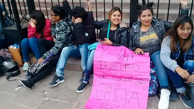 Chicos se encadenaron para protestar contra el cierre de colegios de Morales Chicos se encadenaron para protestar contra el cierre de colegios de Morales