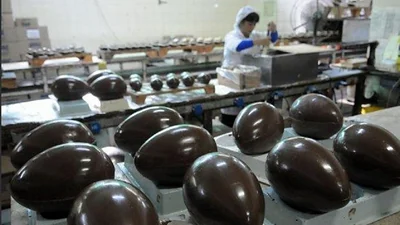 La lucha de una cooperativa que fabrica huevos de Pascua para sobrevivir al tarifazo La lucha de una cooperativa que fabrica huevos de Pascua para sobrevivir al tarifazo