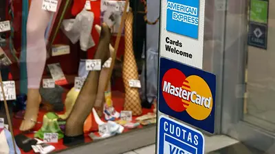 Por la crisis hay un millón menos de tarjetas de crédito que el año pasado Por la crisis hay un millón menos de tarjetas de crédito que el año pasado