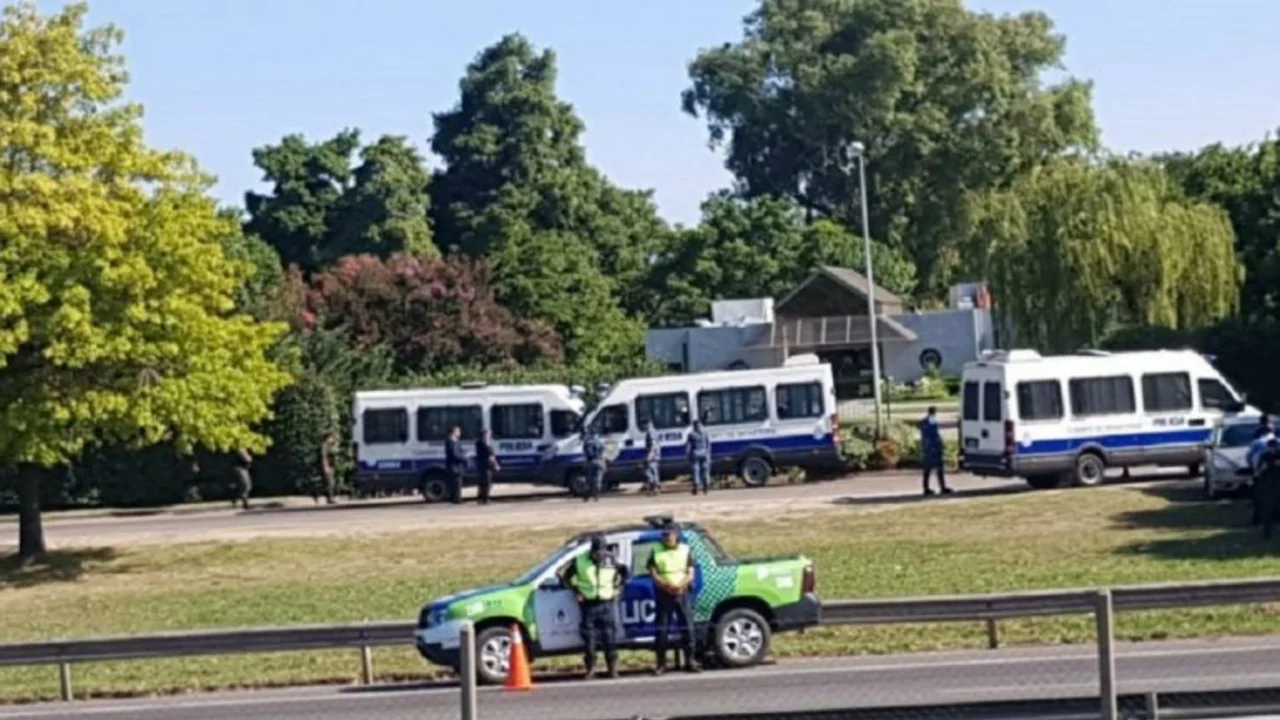 Macri llegó al cementerio de Pilar para darle el último adiós a su padre