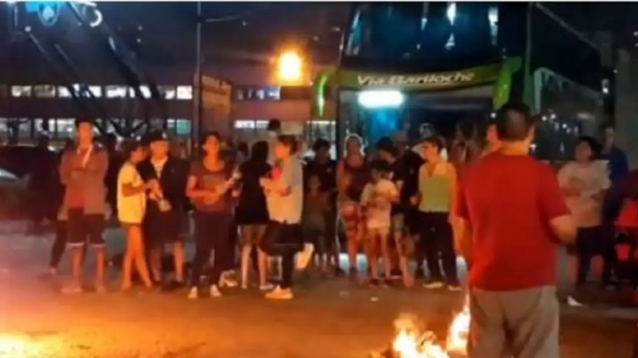 Vecinos de la Villa 31 protestaron frente a Retiro por los cortes de luz y agua