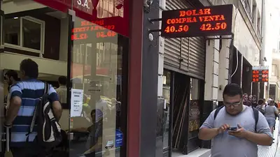 Dólar hoy: baja 60 centavos pero se mantiene al borde de los 43 pesos Dólar hoy: baja 60 centavos pero se mantiene al borde de los 43 pesos