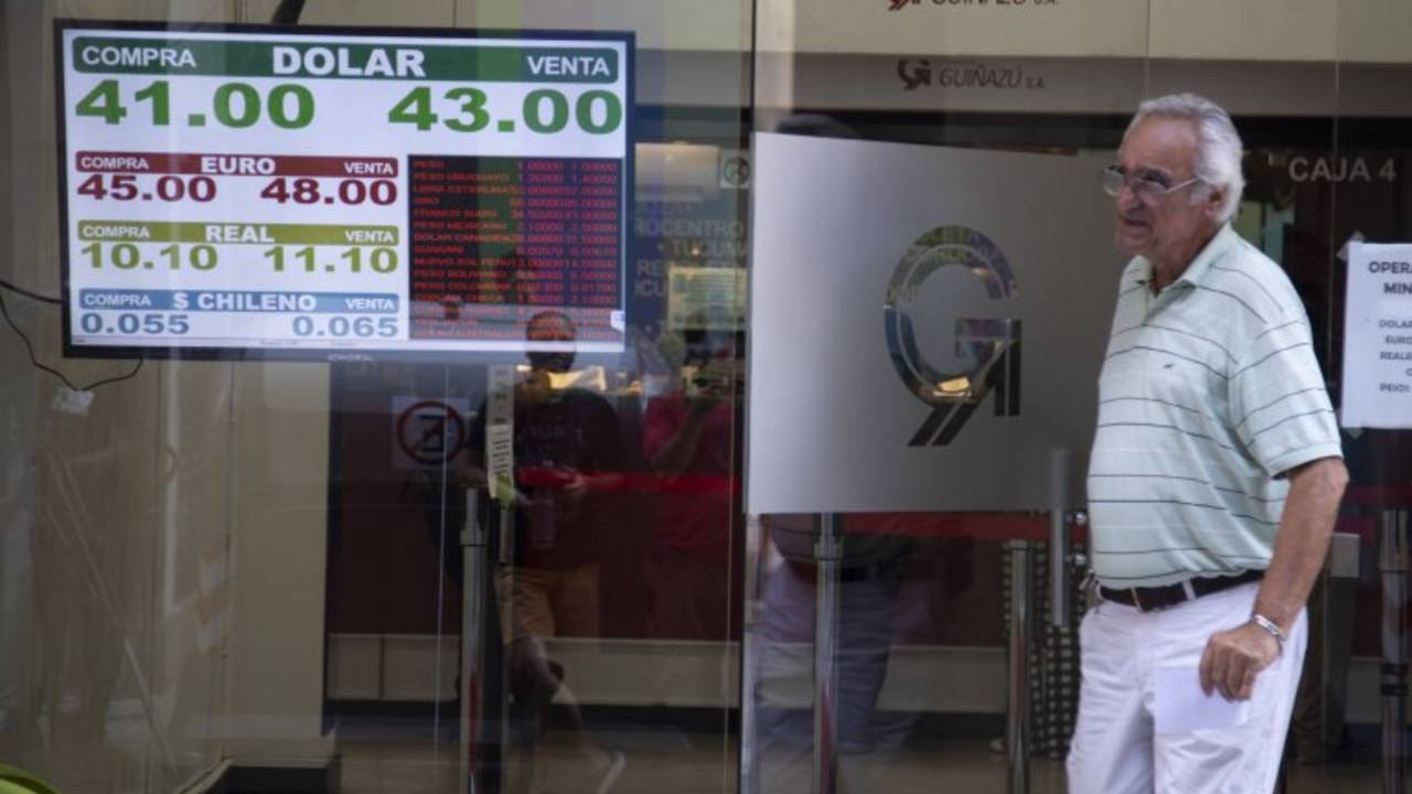La economía entrampada entre la especulación financiera y la devaluación del peso