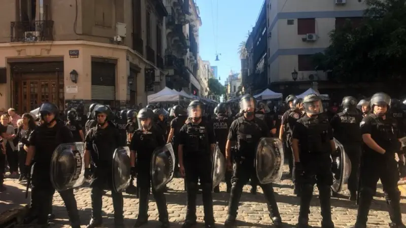 Brutal represión en San Telmo termina con al menos 15 detenidos