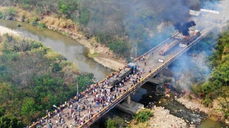 Un informe del New York Times desmintió que militante de Maduro hayan quemado un camión