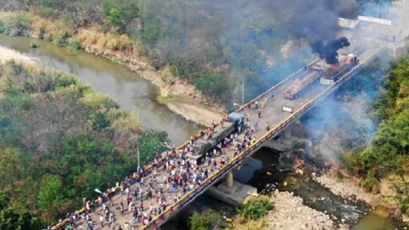 Un informe del New York Times desmintió que militante de Maduro hayan quemado un camión