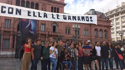 La Policía intentó evitar que Grabois se sacara una foto frente a Casa Rosada La Policía intentó evitar que Grabois se sacara una foto frente a Casa Rosada